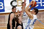 Olomoučtí basketbalisté (v bílém) proti Spartě Praha