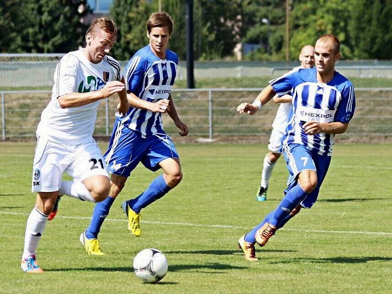 Fotbalisté Uničova (v modrém) proti Prostějovu