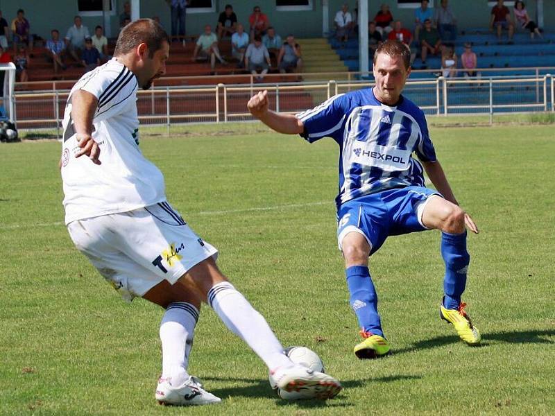 Fotbalisté Uničova (v modrém) proti Prostějovu