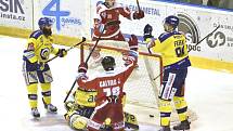 Olomouc vs. Zlín - druhý zápas předkola play-off. Marek Laš (uprostřed vzadu) a Jakub Galvas (v popředí zády) se radují z jediné branky Olomouce