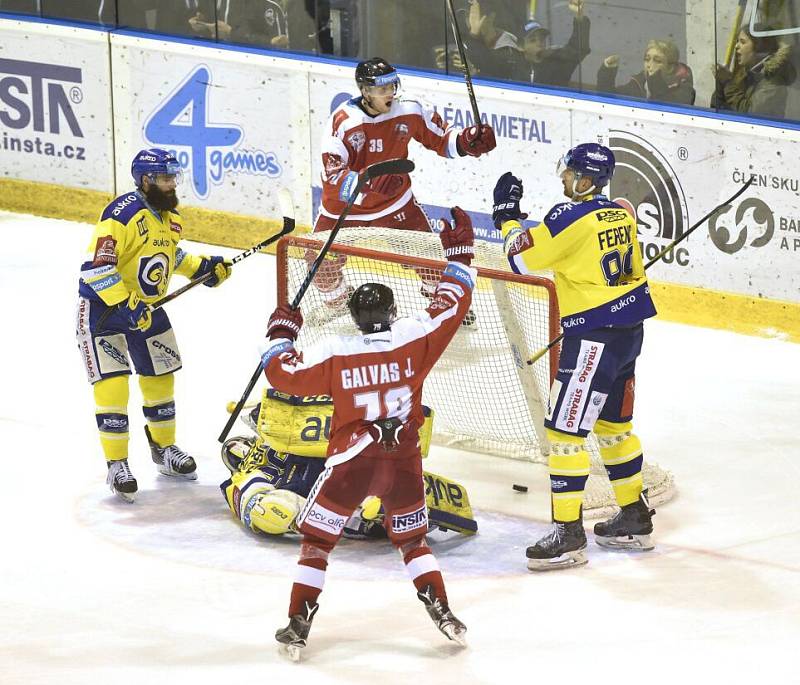 Olomouc vs. Zlín - druhý zápas předkola play-off. Marek Laš (uprostřed vzadu) a Jakub Galvas (v popředí zády) se radují z jediné branky Olomouce