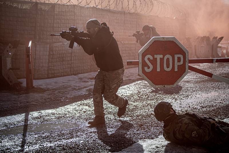 Simulovaný útok radikálů na základnu jednotky pro zahraniční operaci EU v Mali.  Týdenní nepřetržitý výcvik jednotek 71. mechanizovaného praporu z Hranic ve vojenském újezdu Libavá, 16. února 2022