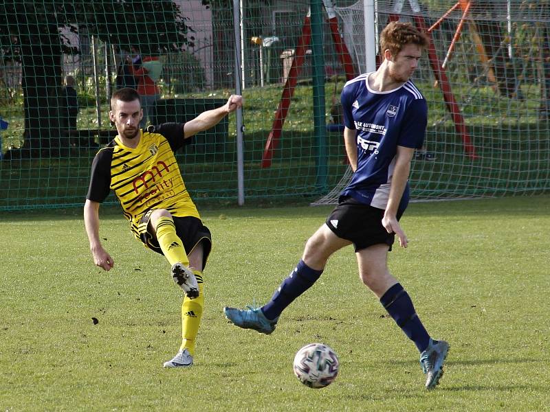 Fotbalisté Nových Sadů (ve žlutém) ovládli derby ve Slavoníně výsledkem 9:1.