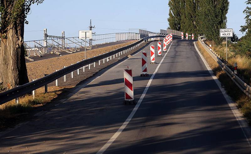 Most přes železniční trať v Holici se rozšířil o cyklostezku.