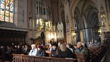 Věřící v neděli dopoledne zaplnili olomoucký Dóm, kde se konala slavnost Zmrtvýchvstání Páně. Arcibiskup Jan Graubner během bohoslužby poděkoval za pomoc uprchlíkům.