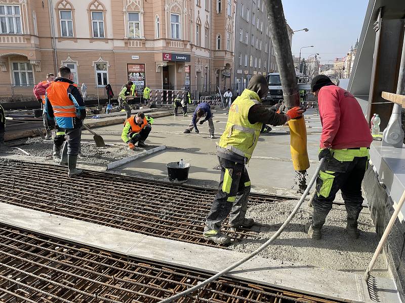 Betonování mostu v Masarykově třídě v Olomouci, 24. února 2021