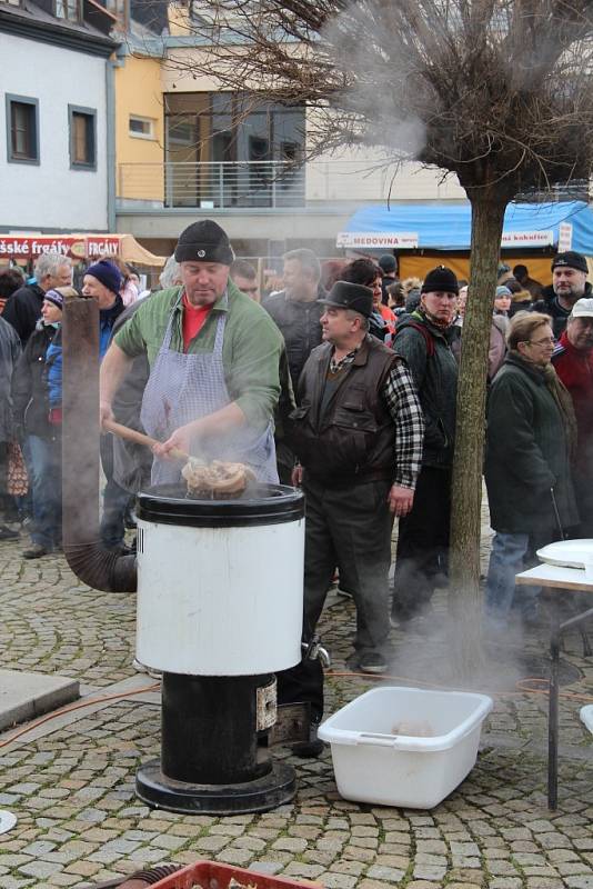 Ve Velké Bystřici nedaleko Olomouce pořádali v sobotu masopust se zabijačkou.