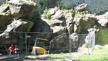 V Bezručových sadech v Olomouci začaly práce na obnově umělého vodopádu, 3. června 2021