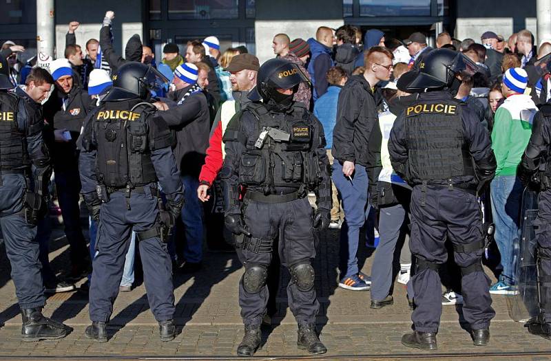 Příjezd fanoušků Baníku na olomoucké hlavní nádraží