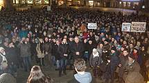 Demostrace proti zvolení Zdeňka Ondráčka z KSČM předsedou komise pro dohled nad GIBS na olomouckém Horním náměstí