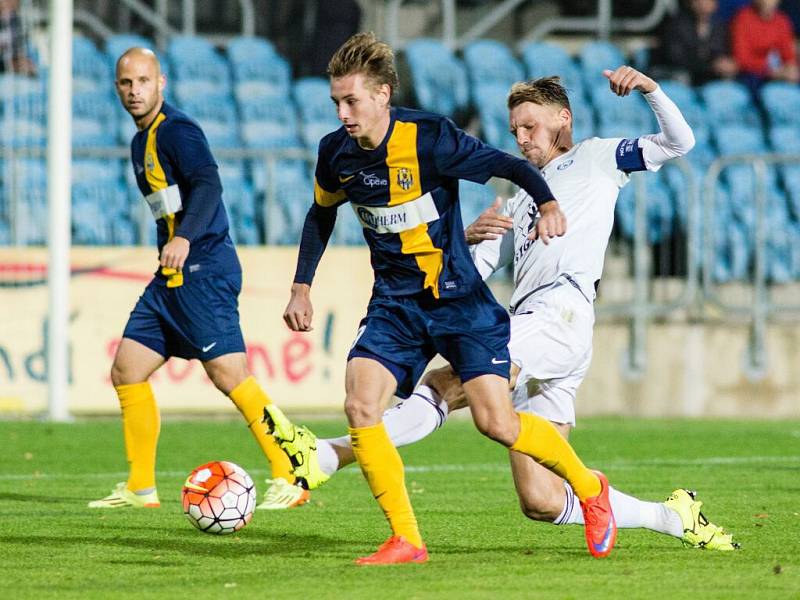 Jakub Jenetzký (uprostřed) a olomoucký kapitán Rajnoch