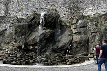 Umělý vodopád v Bezručových sadech v Olomouci je po zimní pauze opět v provozu. 
