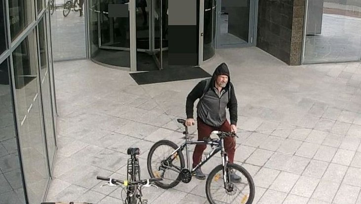 Muž ukradl kolo. Poznáte ho?