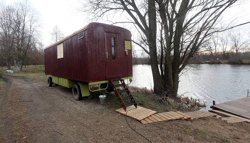 Sauna v maringotce na přírodním koupališti Poděbrady u Olomouce