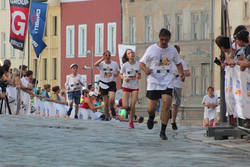 Součástí Olomouckého půlmaratonu je i Rodinný běh. V 17 hodiny se na něj vydaly stovky účastníků.