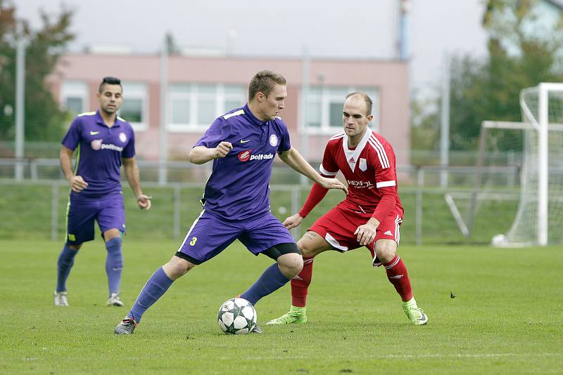 Fotbalisté Uničova (v červeném) prohráli s Mohelnicí 1:2