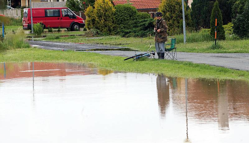 Laguna, která se vytvořila v Pňovicích po noční bouřce. 9. června 2020