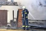 Požár přístřešku rodinného domu v Samotiškách