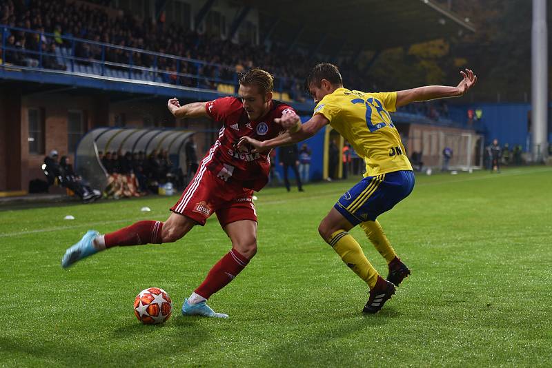 Fotbalisté Zlína (ve žlutém) porazili v nejvyšší soutěži na domácím hřišti Olomouc 1:0.