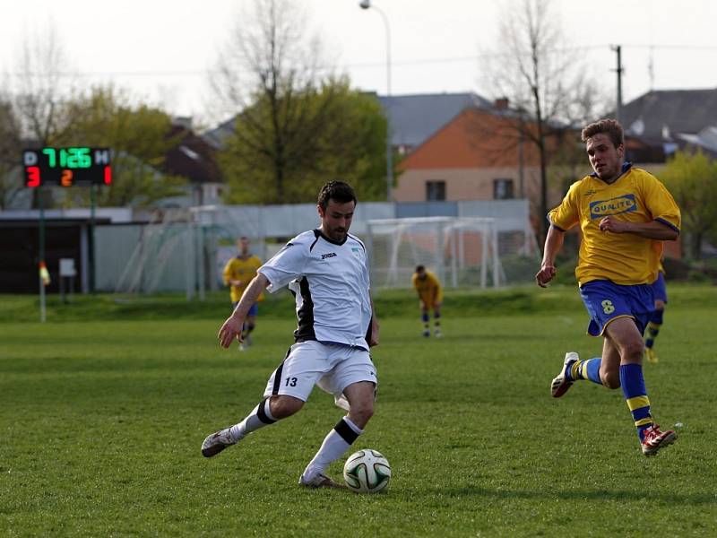 Fotbalisté Chválkovic (v bílém) proti Klenovicím