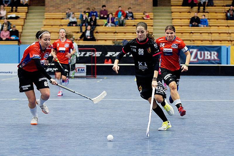 Olomoucké florbalistky (v červeném) porazily v přerovské hale Židenice 5:2.