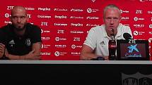 Václav Jílek (vpravo) a kapitán Sigmy Michal Vepřek na tiskové konferenci před zápasem v Seville