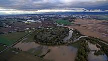 Laguny rozvodněné řeky Moravy pod Olomoucí 15.10.2020.