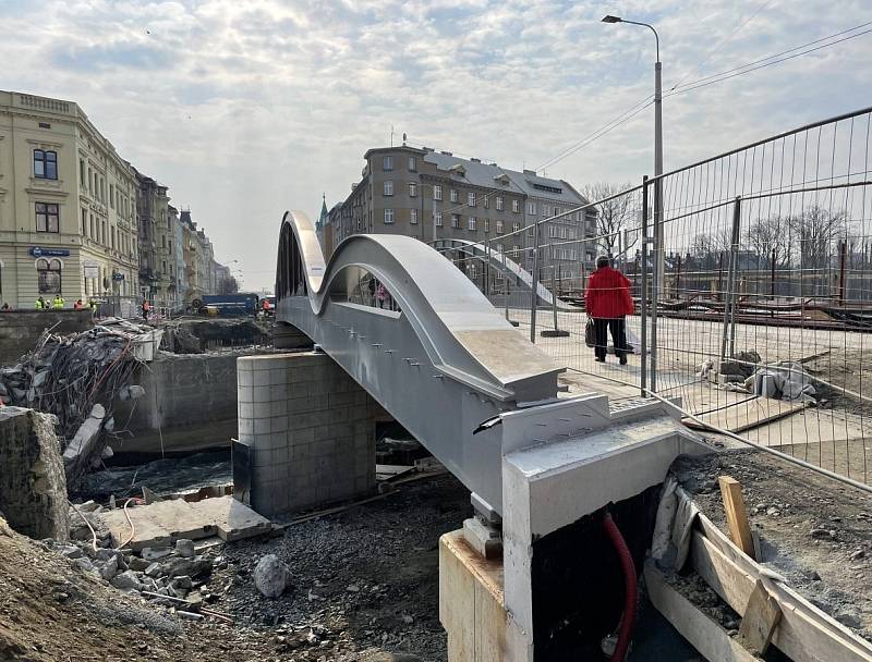 Stavbaři již odstranili původní část mostu na Masarykově třídě v Olomouci, 21. dubna 2021