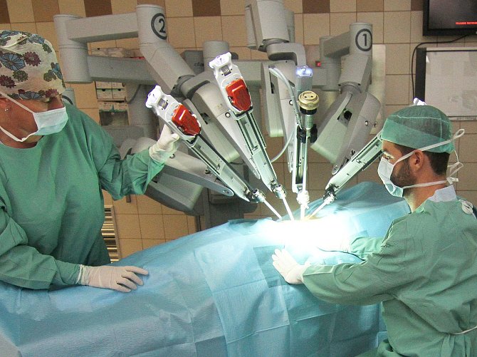 Robotický systém Da Vinci při operaci v olomoucké fakultní nemocnici