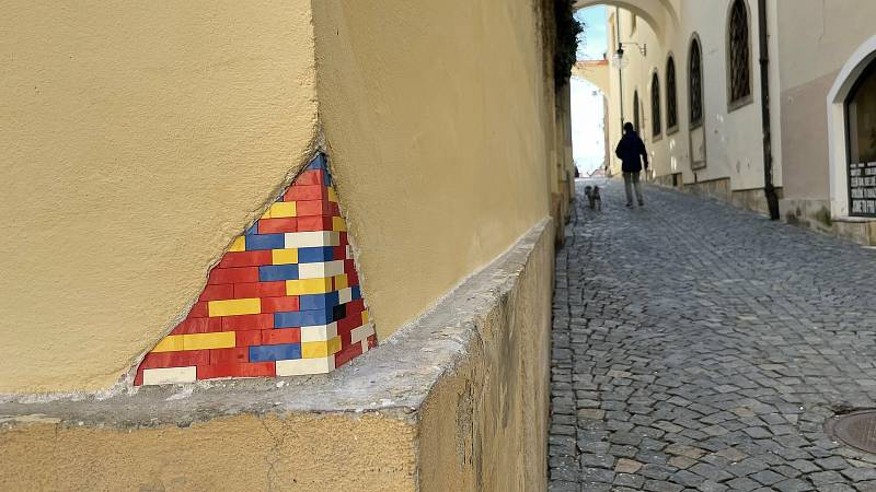 Roh domu ve Školní ulici v Olomouci "zdobí" kostičky ze stavebnice, 12. dubna 2021.