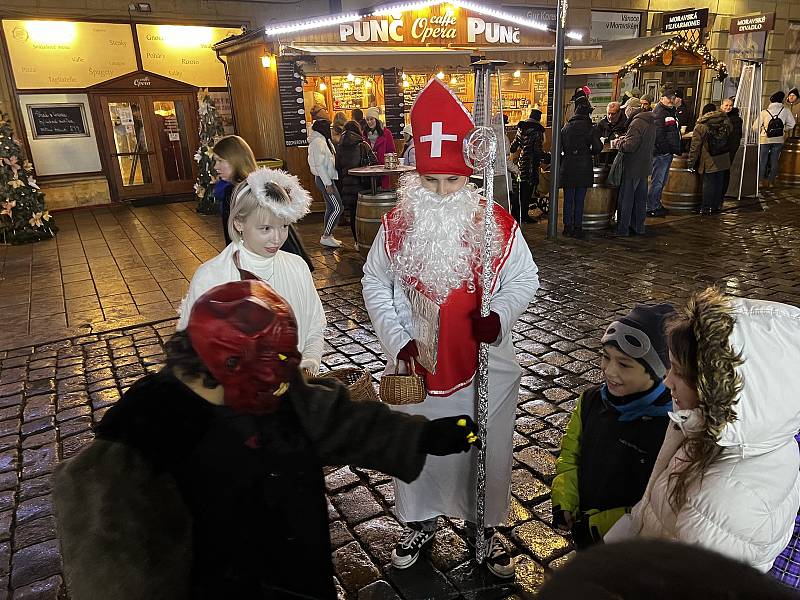 V centru Olomouce v pondělí nadělovali Mikuláši s družinou, přilétli i děsiví Krampusáci, 5. prosince 2022