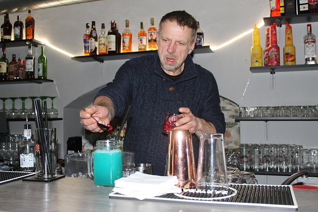 Nový bar s provozem 'All you can drink' v centru Olomouce. Na snímku barman Radek Huml.