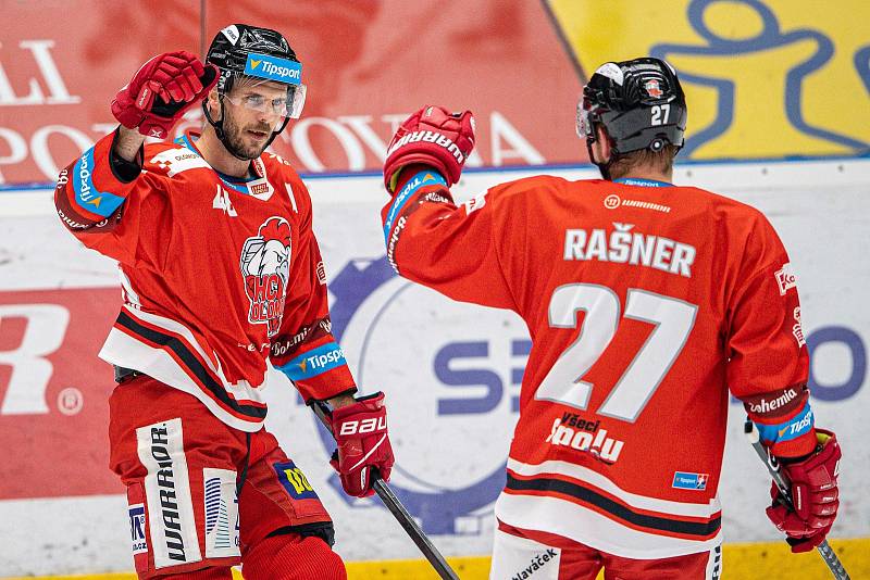 Utkání 21. kola hokejové extraligy: HC Olomouc - HC Vítkovice Ridera 2. listopadu 2021 v Olomouci. (zleva) David Krejčí z Olomouce a Alex Rašner z Olomouce se radují po vstřeleném gólu.