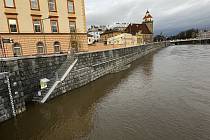 Hladina řeky Moravy v Olomouci v úterý před 9. hodinou dosáhla druhého stupně povodňové aktivity, limit pro 2. SPA podle profilu Nové Sady činí 390 centimetrů, 26. prosince 2023