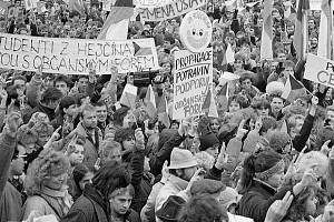 Demonstrace na náměstí Míru (dnes Horní náměstí). Listopad 1989 v Olomouci