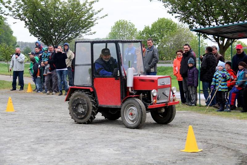 Jezdců se na startovní listině soutěže Traktor cup sešlo sedm. Už tradiční akce je součástí místních hodů.