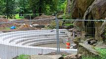 Stavba vodopádu v Bezručových sadech v Olomouci, 15. července 2021. Hotové je jezírko z pohledového betonu a v šachtě se instalují technologie.