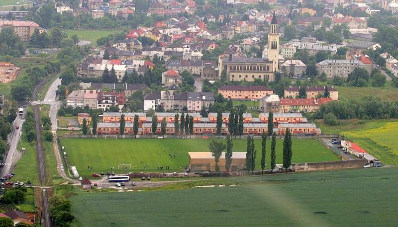 Olomouc, v popředí hřiště v Řepčíně