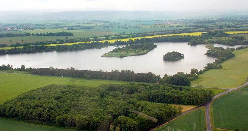 Chomoutovské jezero