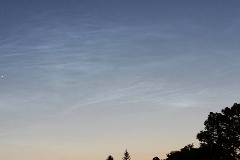 Noční svítící oblaka pozorovali nadšenci i profesionální astronomové v tomto týdnu poprvé v letošním roce. Doufají, že ještě budou mít příležitost. Vloni úkaz nebyl pozorovatelný