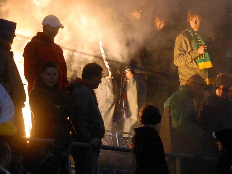 Sektor příznivců ostravského Baníku na Andrově stadionu.