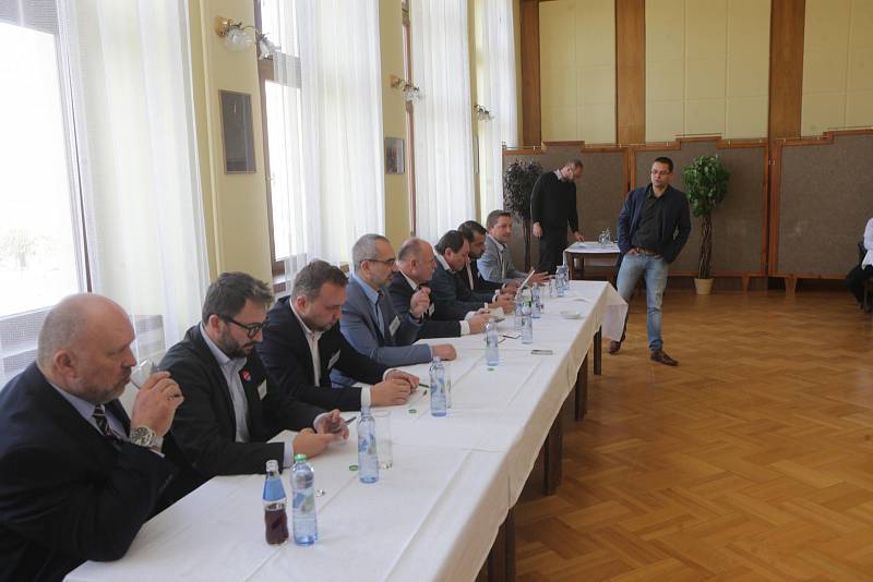 Debata s lídry politických stran v salonku Městského domu v Přerově