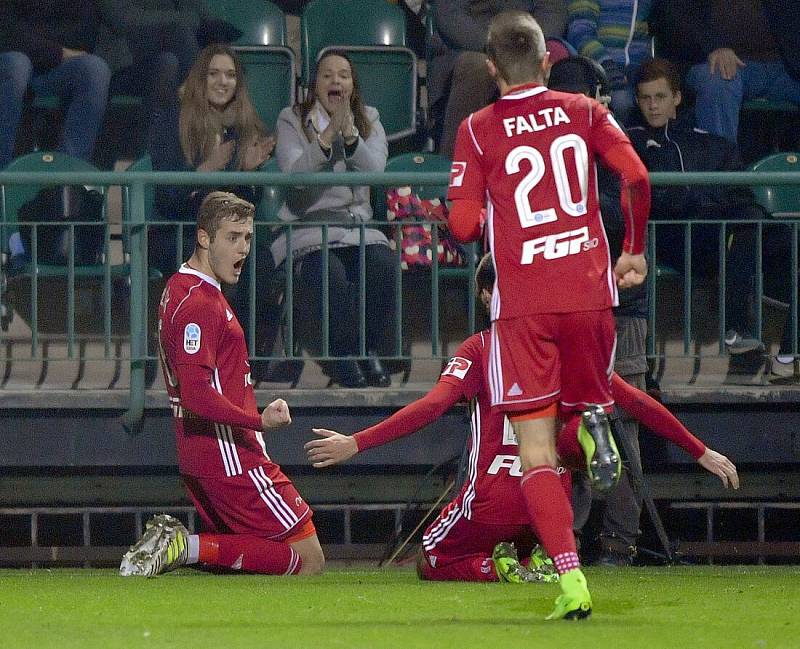 Zleva Jakub Plšek, Tomáš Zahradníček a Šimon Falta se radují z úvodního gólu Sigmy
