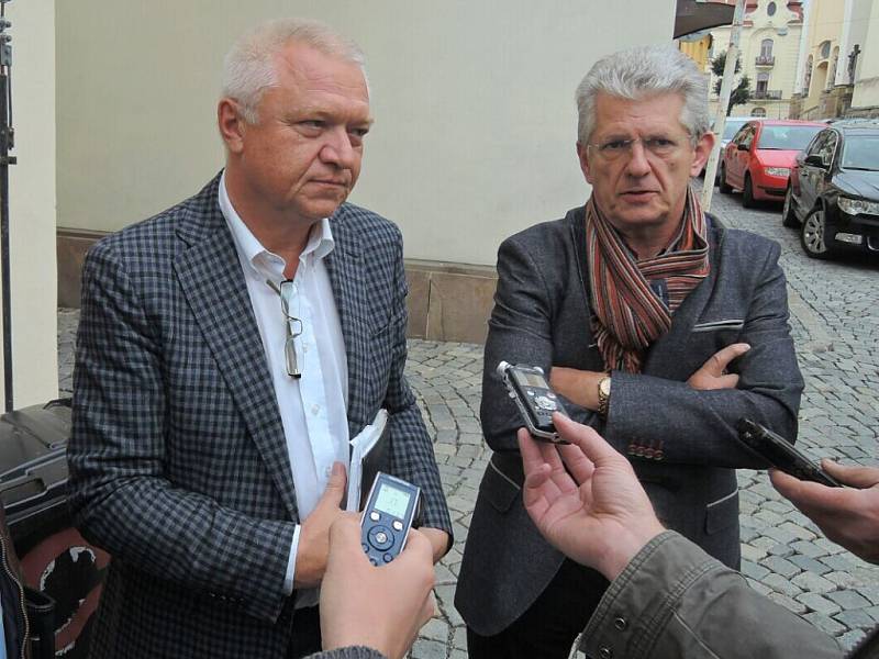 Lídr ANO v Olomouckém kraji Oto Košta (vpravo) a člen vyjednávacího týmu Jaroslav Faltýnek před sídlem ČSSD v Olomouci