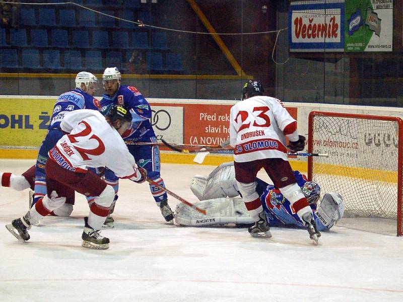 Martin Davídek dává třetí branku Olomouce.