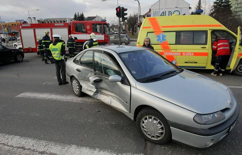 Srážka renaultu s BMW ve Velkomoravské ulici v Olomouci