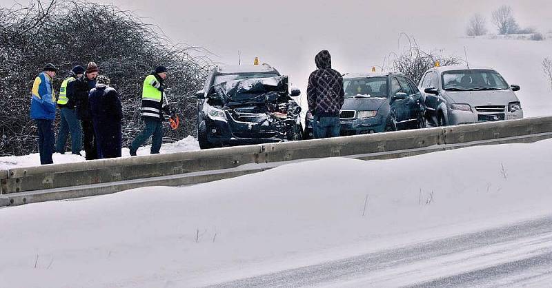 Série nehod na R35 za Křelovem zablokovala hlavní tah Litovel - Olomouc