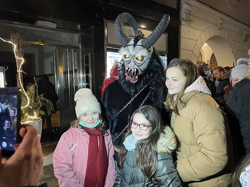 Advent v centru Olomouce. Davy stály na příšery zvané Krampus.4. prosince 2021