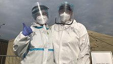 Renata Streitová (vpravo) a Michaela Mlčochová z Ústavu lékařské genetiky Fakultní nemocnice Olomouc se dobrovolně přihlásily do první linie. V odběrovém stanu u olomouckého hypermarketu testují lidi na koronavirus.
