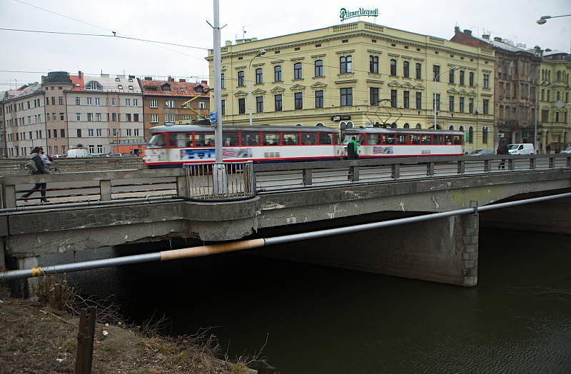 Tramvaj na mostě přes Moravu v Masarykově ulici v Olomouci